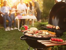 Barbecue : la technique d'un Meilleur Ouvrier de France pour cuire ses saucisses plus rapidement