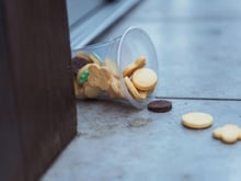La fameuse règle des 3 secondes est un mensonge et cette experte rétablit enfin la vérité