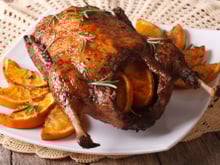 Canette cuite au four servie avec sa sauce à l'orange et au citron