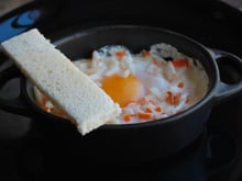 Œuf cocotte au chèvre et râpé de la mer