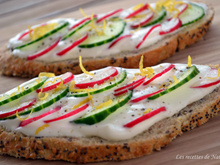 Tartines au fromage blanc, concombre et radis