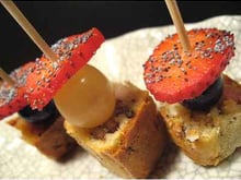 Brochettes de mini-cakes, noix, lardons et roquefort