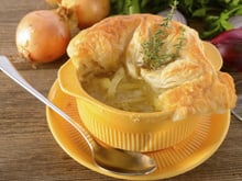 Soupe à l'oignon et son feuilleté au fromage