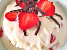 Dessert aux fraises et chocolat blanc sur lit de cassis, ou comment recycler un reste de crème