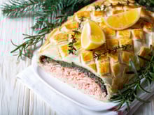 Menu du Nouvel an : Cyril Lignac propose sa recette de plat de fête avec du saumon