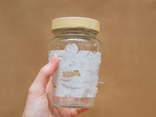 Comment retirer facilement les étiquettes et la colle des bocaux en verre (sans gratter, ni savon) ?