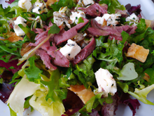 Salade : mesclun, chèvre chaud, viande des grisons