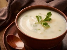 Comment faire un potage Parmentier, une soupe ultra-onctueuse à base de pomme de terre et de poireaux ?