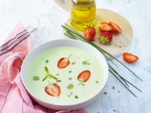 Crémeux de petits pois et fèves, copeaux de fraises à la coriandre