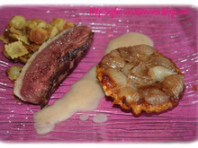 Tatin d'échalotes à la poire et sauce poire vanille et ravioles croustillantes