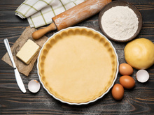 “Vous connaissez mes astuces” : Julie Andrieu dévoile son petit truc pour éviter que la pâte à tarte ne s’effondre à la cuisson