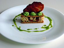 Mille feuilles de risotto au speck et tomates confites, crème de ciboulette