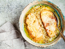 L’animatrice Carinne Teyssandier à son petit secret pour rendre la soupe à l’oignon plus savoureuse !