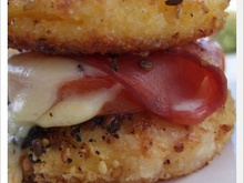 Hamburgers de polenta panés au bacon et aux tomates