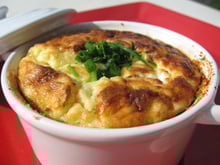 Clafoutis au chèvre, oignons et lard fumé