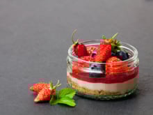 Gâteau sans cuisson : Cyril Lignac partage sa recette de cheesecake aux fruits rouges parfait à faire quand il fait chaud