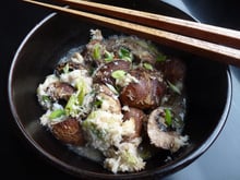Papillotes de champignons, roquefort et coco, façon street food indonésienne
