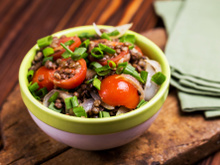 Rassasiante et complète, voici comment faire une salade de lentilles express aux tomates cerises et sauce au fromage frais