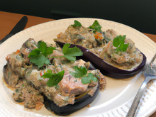 Poêlée d'aubergines au thon et au persil, sauce roquefort