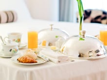 Eau allégée, glace fondue… Les demandes de room service les plus insolites révélées par une étude !