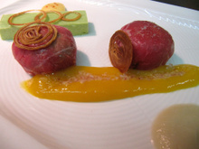 Bonbon cru de faux filet de bœuf et mangue, bavarois de chou chinois et sa mayonnaise miso de Frédéric doucet