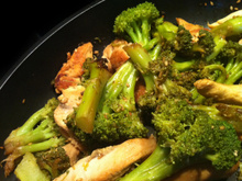 Poulet et brocolis sautés au sésame