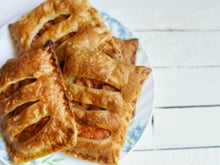 Connaissez-vous la Jalousie aux pommes, un délicieux gâteau avec de la pâte feuilletée croustillante ?