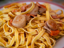 Saint-Jacques flambées au saumon fumé