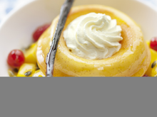 Petits baba au sirop de passion, vanille citronnelle et sa salade de fruits