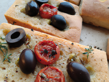 Pain aux tomates séchées, olives noires et origan