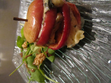 Petite pomme rouge à la Fourme d'Ambert, salade de roquette aux noix et raisins