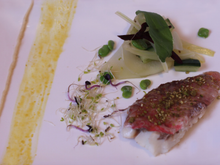 Filet de rouget vapeur, méli-mélo de légumes, crème de pois chiches et réduction orange / olive