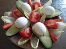 Salade avocat tomate endive œuf et crabe