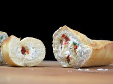 Tranches de baguette farcies aux deux fromages et poivrons
