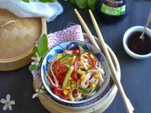 Wok de nouilles udon aux courgettes, poivrons, maïs et sauce soja bio Tanoshi