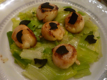 Noix de saint Jacques de la baie de St Brieuc en Bretagne sur fondue de poireaux au Noilly-Prat et aux truffes du Périgord