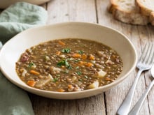 Économique et ultra réconfortante : la vraie recette des lentilles mijotées aux légumes pour affronter l'automne