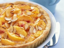Tarte à la crème de frangipane tonka et pêches