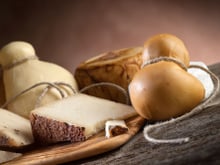 Connaissez-vous ce fromage italien au goût de bacon ? Il sera parfait pour vos gratins !