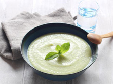 Fraîche et facile à préparer, cette soupe froide courgettes ricotta et menthe va devenir votre recette favorite de l’été
