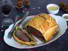 Rôti de bœuf en croûte feuilletée et farce aux champignons