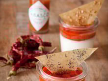 Panna Cotta au fromage de brebis et compotée de poivrons rouges au Tabasco®