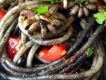 Spaghettis à l'encre de seiche, seiches et épices