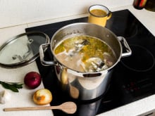 Anti-gaspi : recyclez les arêtes et les têtes des poissons avec ces 3 recettes