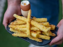 Asperges blanches panées au parmesan et oeufs à la coque