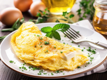 Le chef étoilé Jean-François Piège partage sa recette inratable de l’omelette soufflée au comté et au Mont d’or !