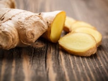 Immunité, détox : le shot de gingembre est-il un vrai remède miracle ou seulement du marketing ?