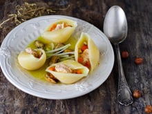 Conchiglioni à la rillette de saumon sur nage de poireau aux moules