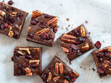 Brownie fudgy aux noix de pécan et cranberries