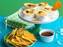 Dips de tortillas et fondue de camembert